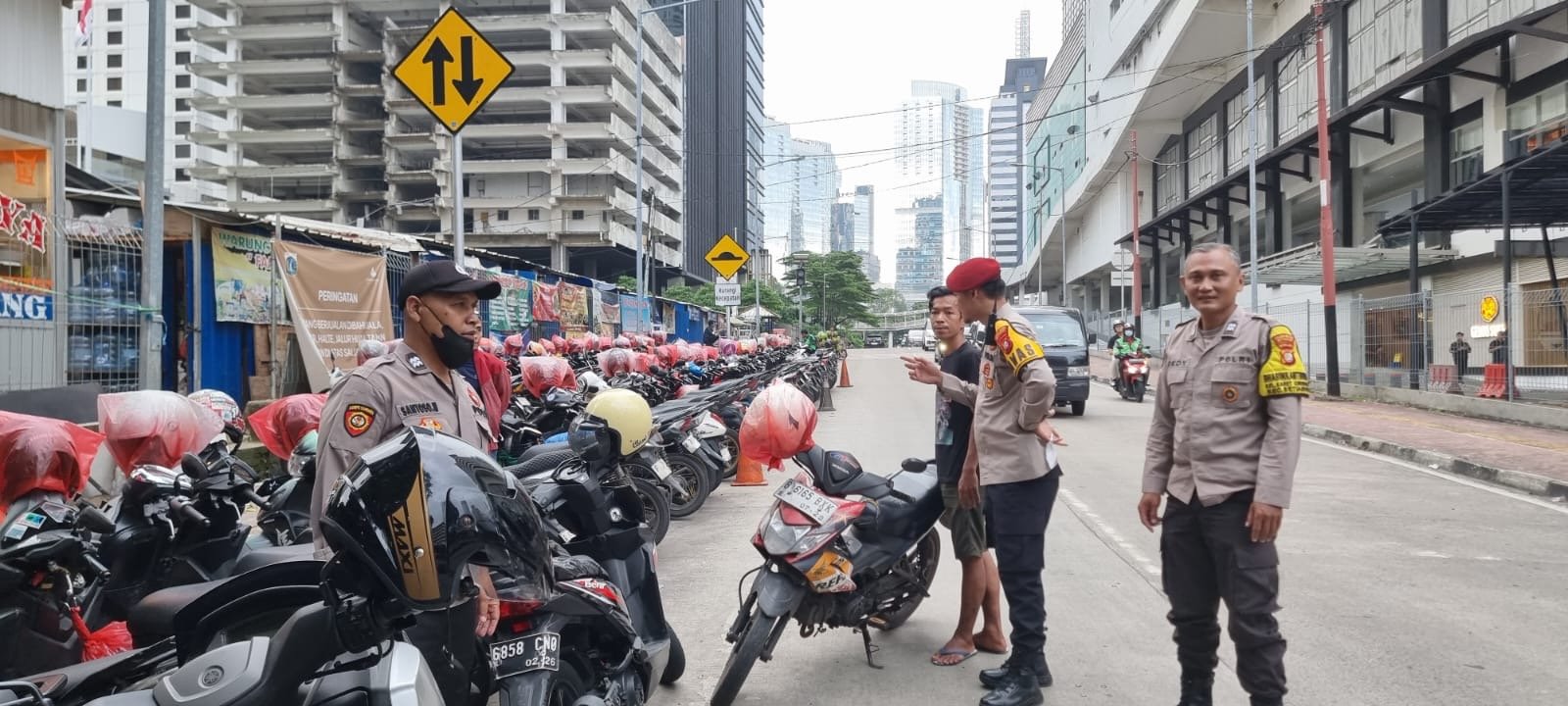 Sapulidi News : Parkir Liar Pungut Tarif Tak Wajar, Warga Lapor 110 Polisi